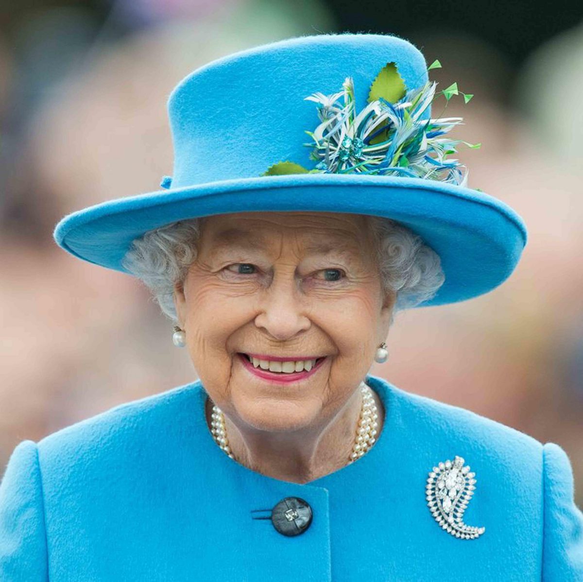 Surprise: Queen Elizabeth Only Gets Her Makeup Done Once a Year ...