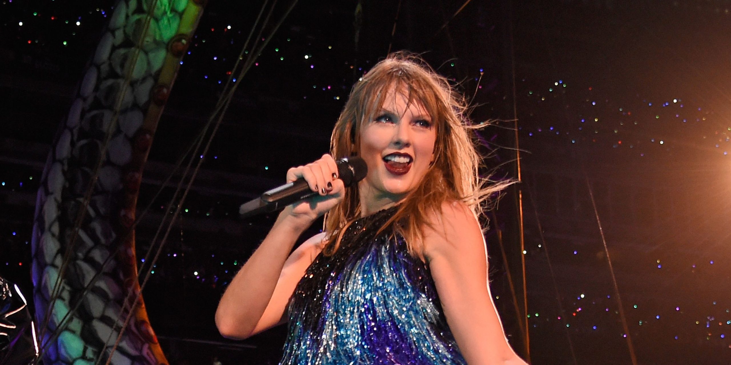 Taylor Swift Took An Epic Fall At Her Gig, And Handled It Like The Pro ...