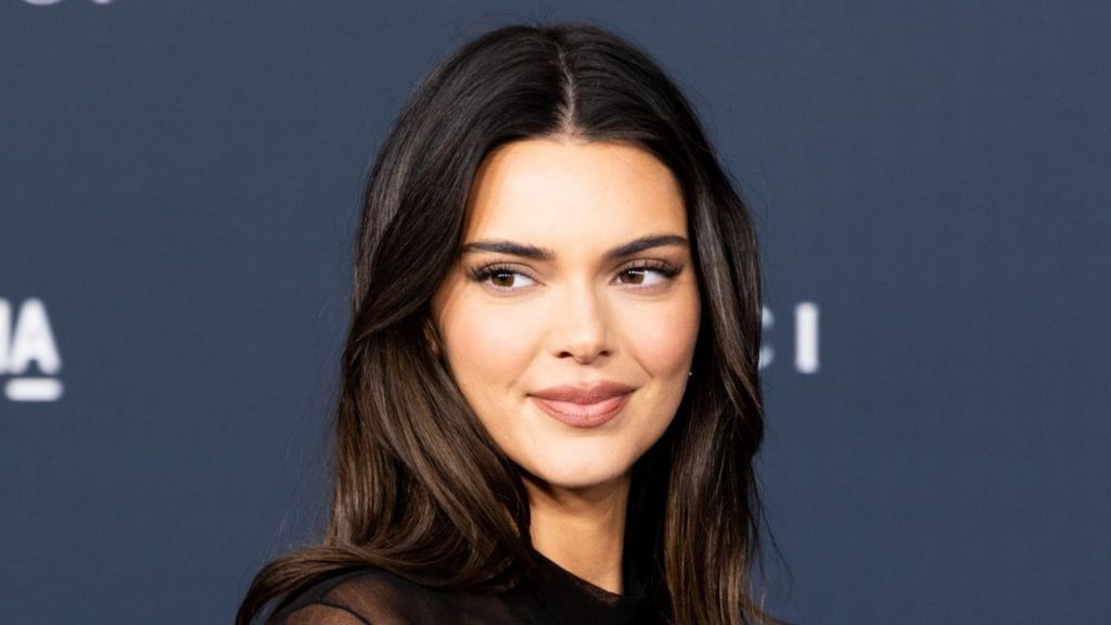 We Cannot Stop Staring At Kendall Jenner's *dramatically* Overlined ...