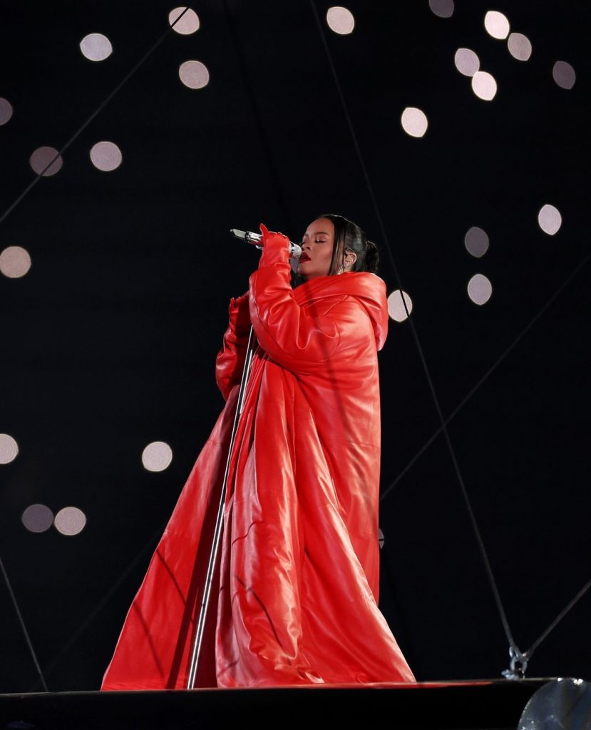 The Best Twitter Reactions to Rihanna's Super Bowl Halftime Show &  Pregnancy Reveal